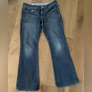 1969 Women’s curvy medium wash jeans size 28/6a